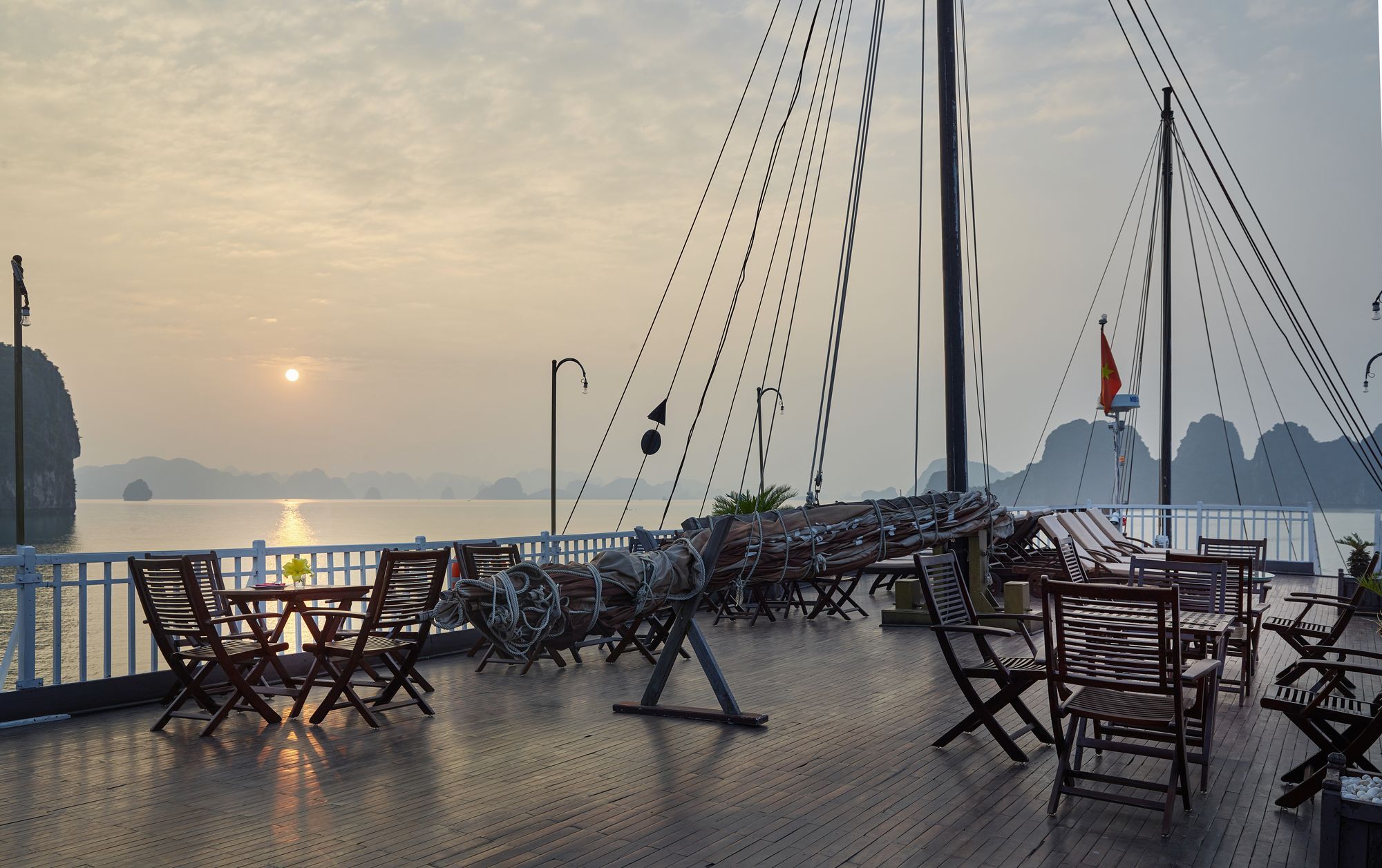 Garden Bay Legend Cruise Hotel Ha Long Exterior photo