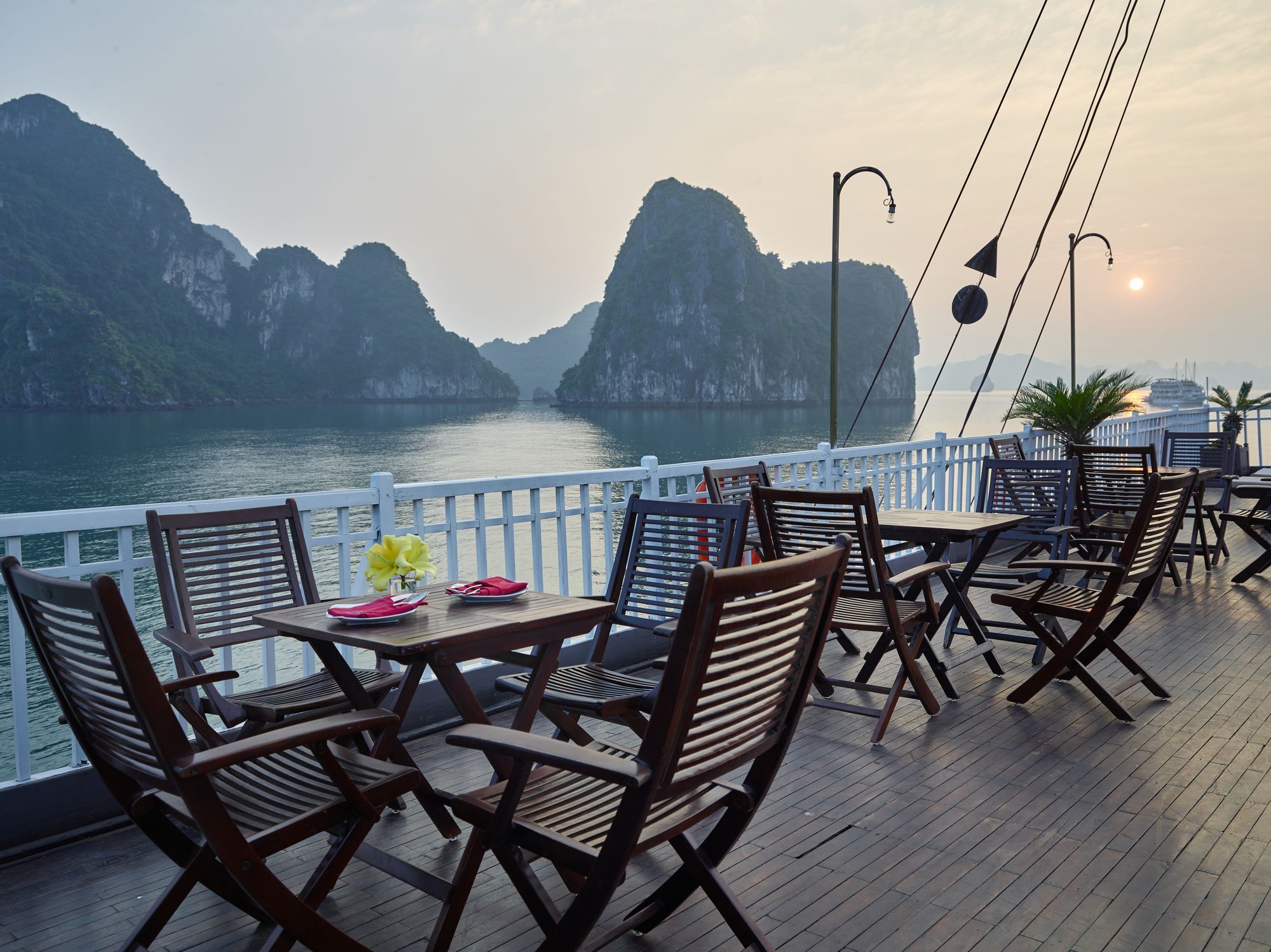 Garden Bay Legend Cruise Hotel Ha Long Exterior photo