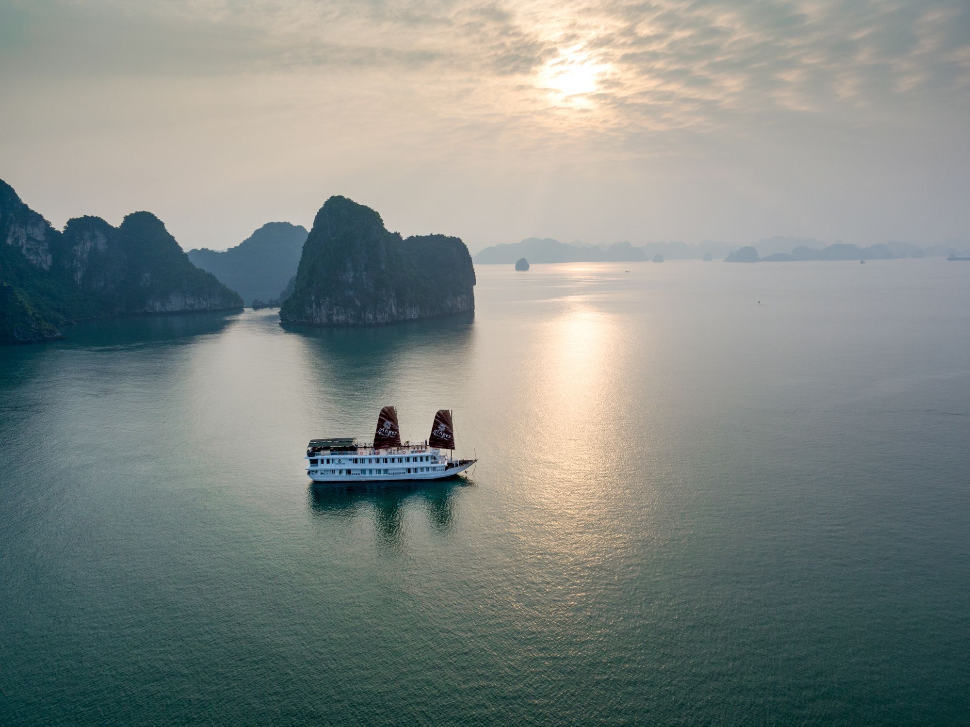 Garden Bay Legend Cruise Hotel Ha Long Exterior photo